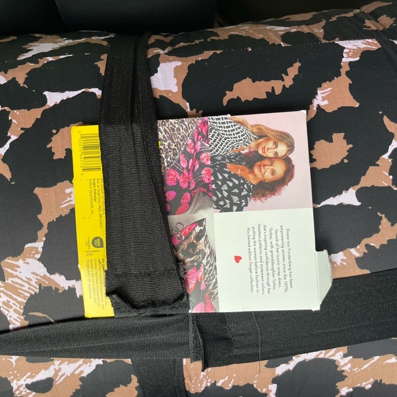 Comforter Bed Set with matching sheets and pillows. - Picture 13 of 14